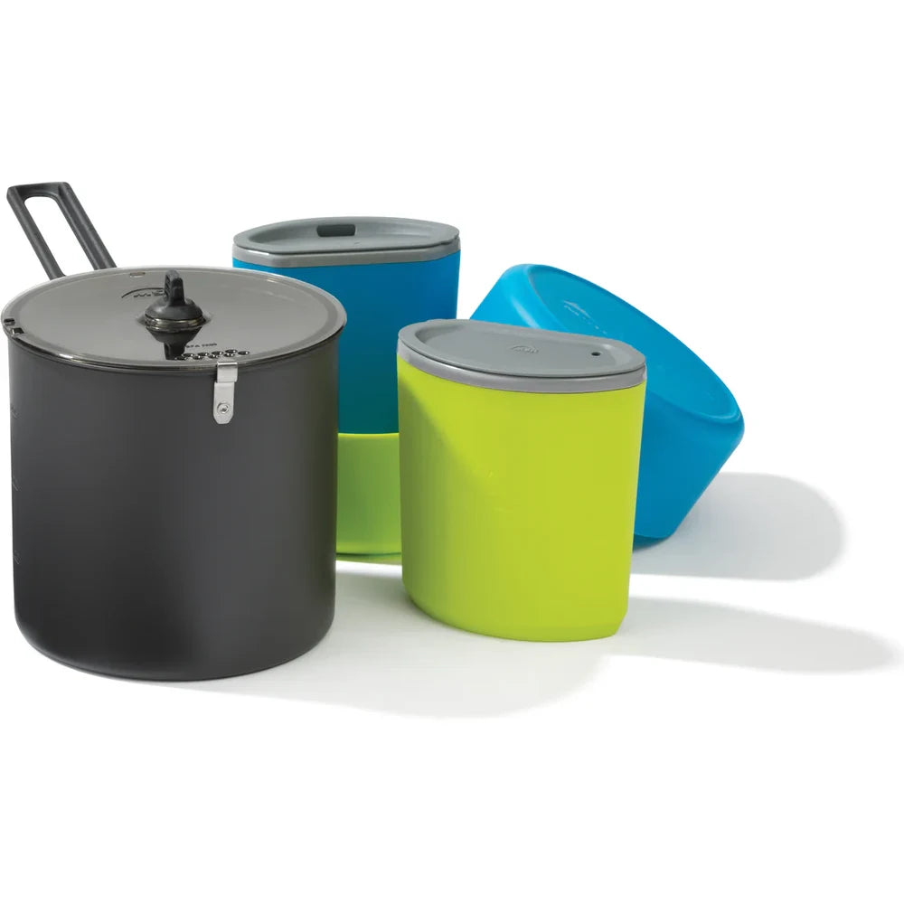 MSR Trail Lite Duo Cook Set complete contents on white background: 2L anodized aluminum pot with strainer lid, two insulated mugs in blue and green, and blue bowl